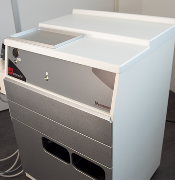 The MICRONOMIC® III comes with a metal tray in the recess in its worktop.